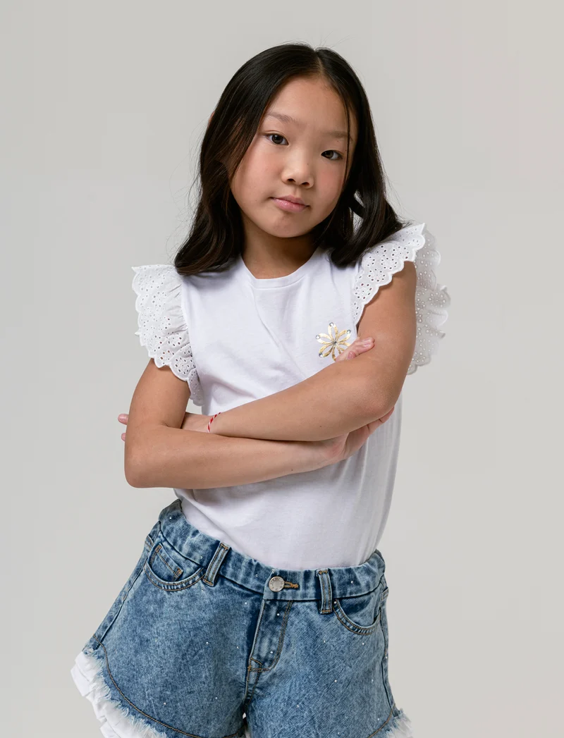T-shirt da bambina con volant in sangallo - Bianco