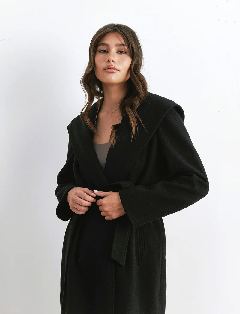 CAPPOTTO CON CAPPUCCIO E CINTA - Nero