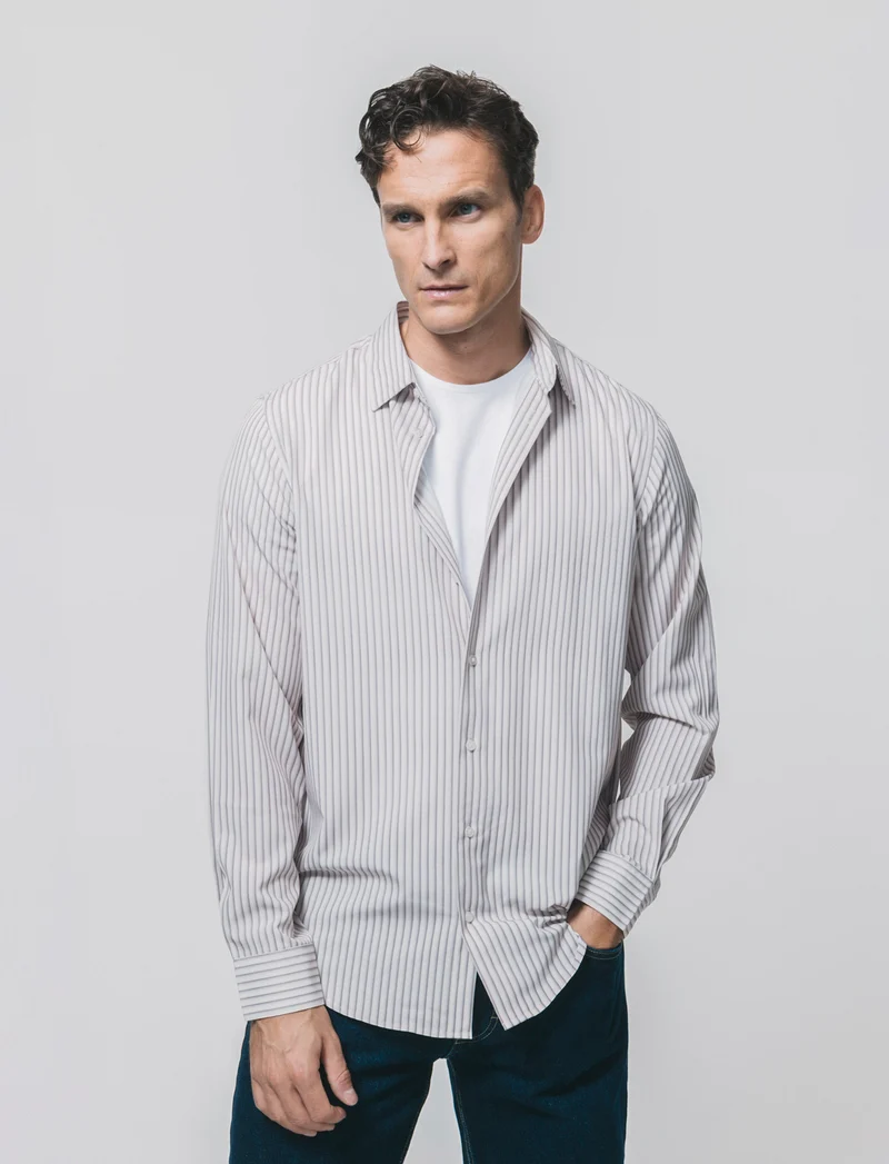 Camicia slim fit a righe in tessuto tecnico - Beige