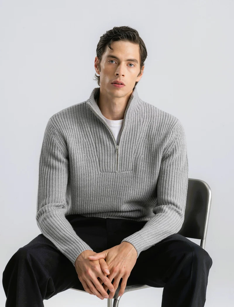 MAGLIA CON COLLO A CERNIERA E TEXTURE - Grigio mel.