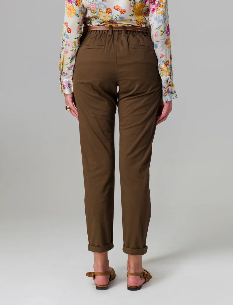 Pantalone chino con cintura da donna - Marrone tabacco