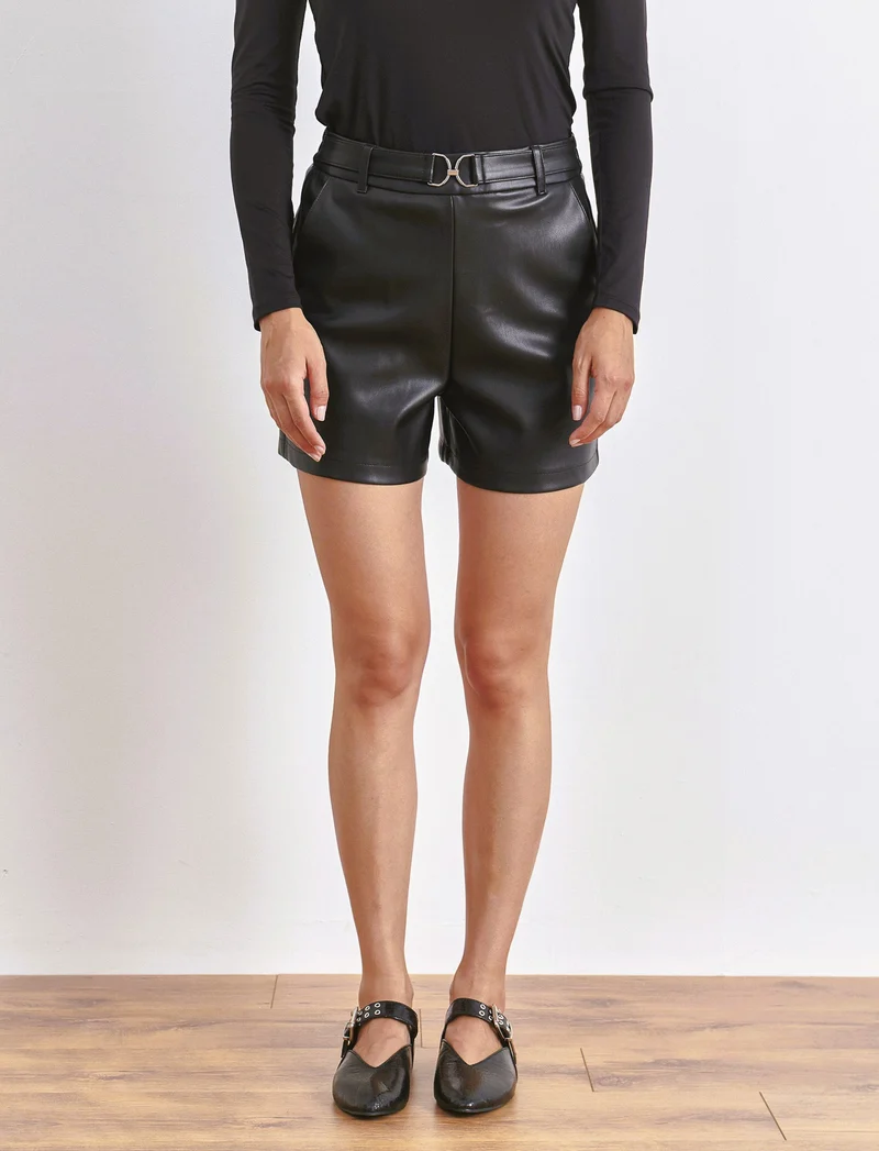 SHORT IN TESSUTTO EFFETTO PELLE - Nero