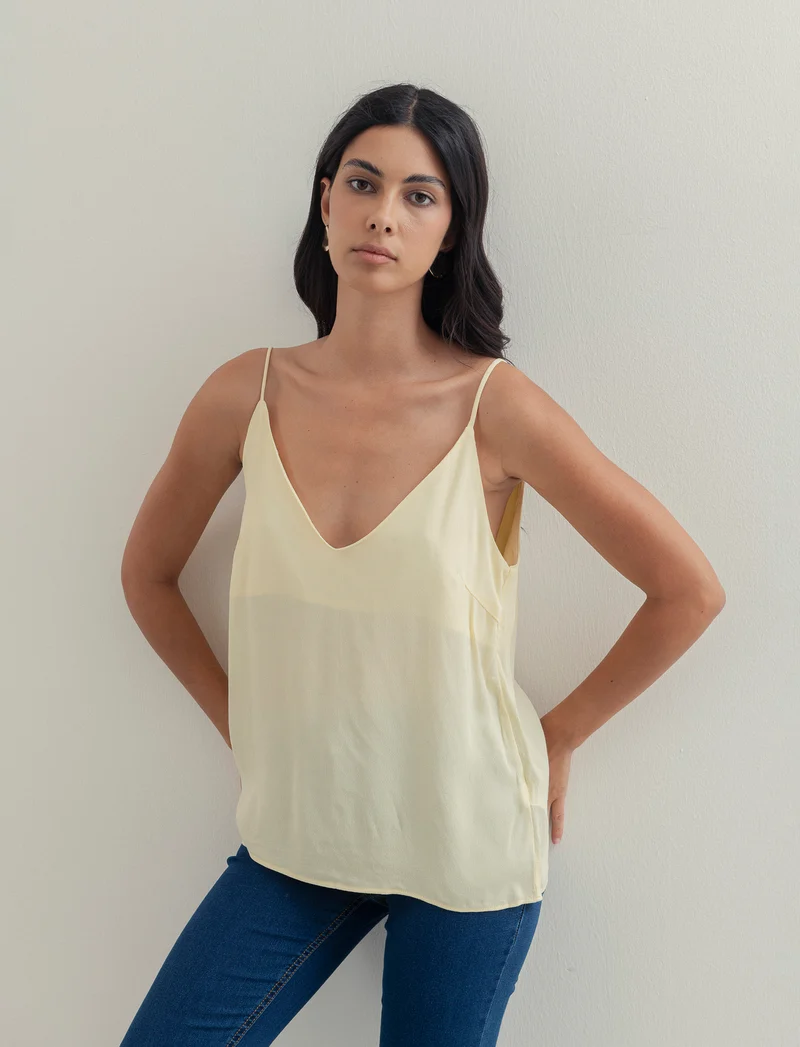 TOP CON SCOLLO A V - Giallo