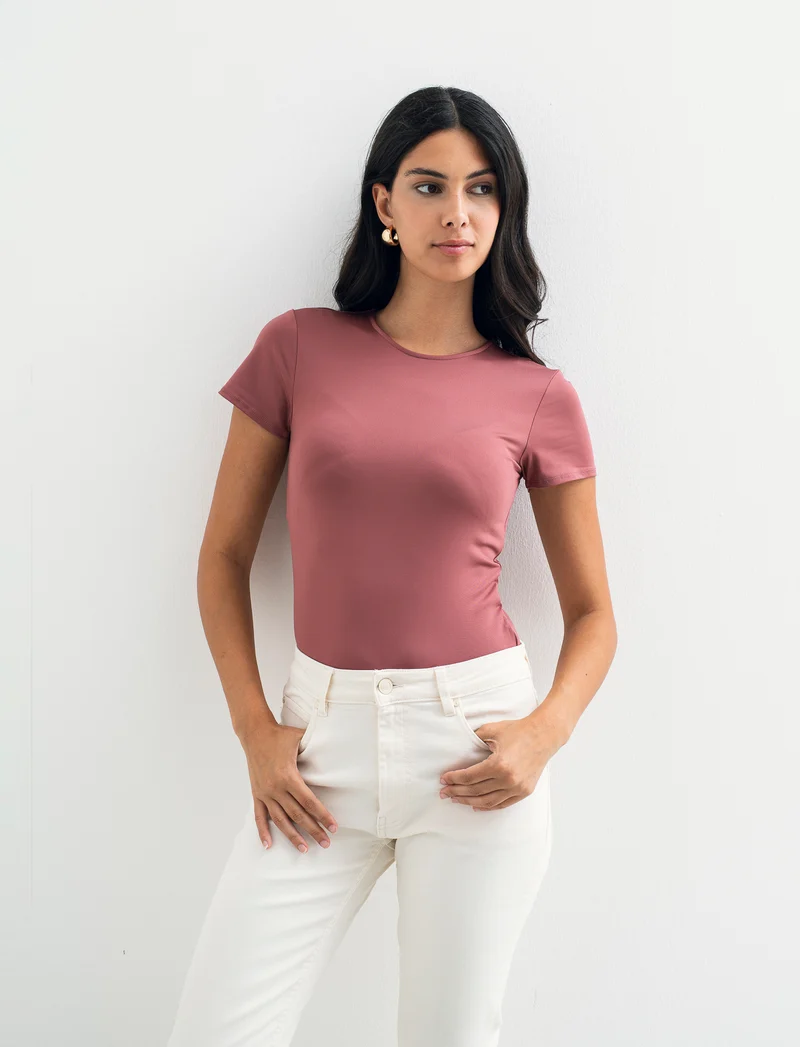 T-SHIRT CON TESSUTO ELASTICO - Rosso mattone