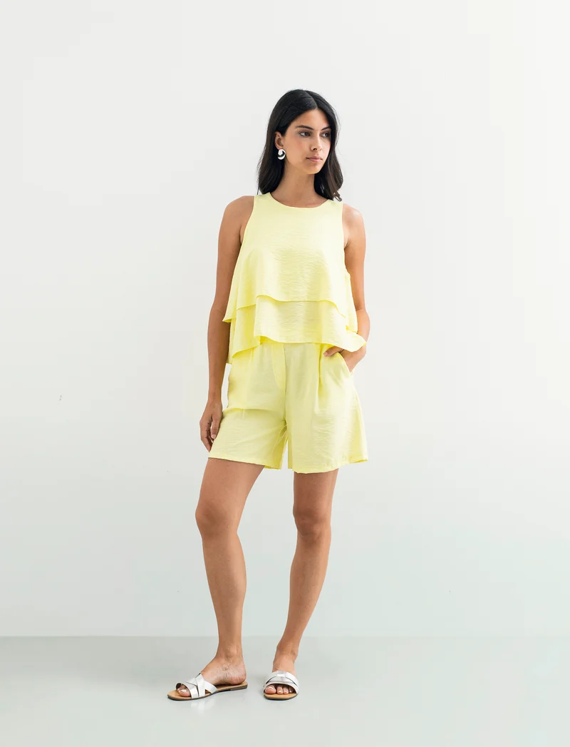Short con passanti e pinces per donna - Giallo