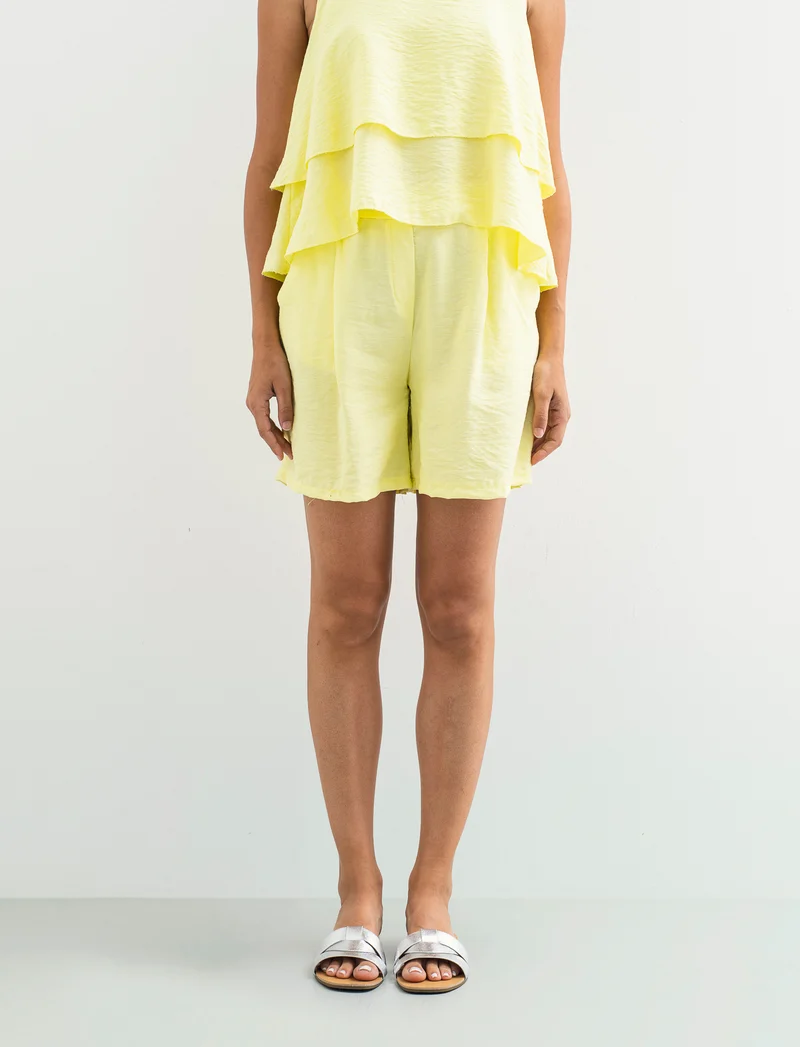 Short con passanti e pinces per donna - Giallo