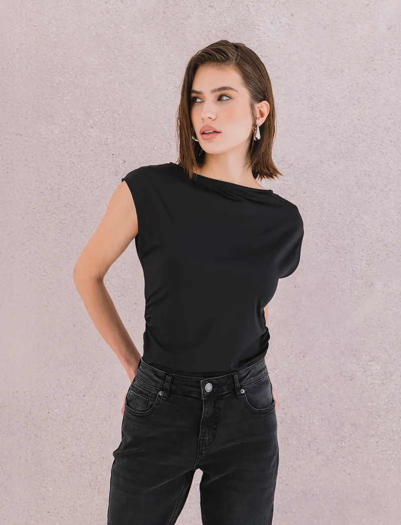 T-SHIRT CON SCOLLO A BARCA - Nero