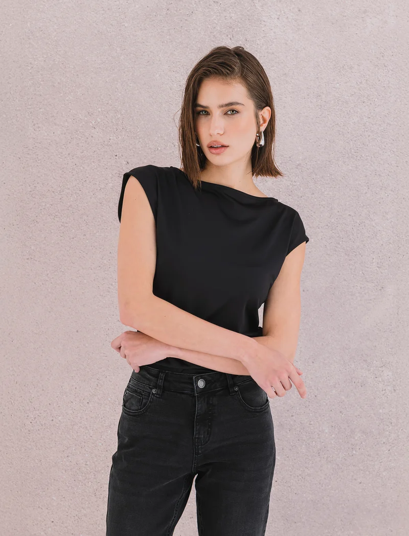 T-SHIRT CON SCOLLO A BARCA - Nero