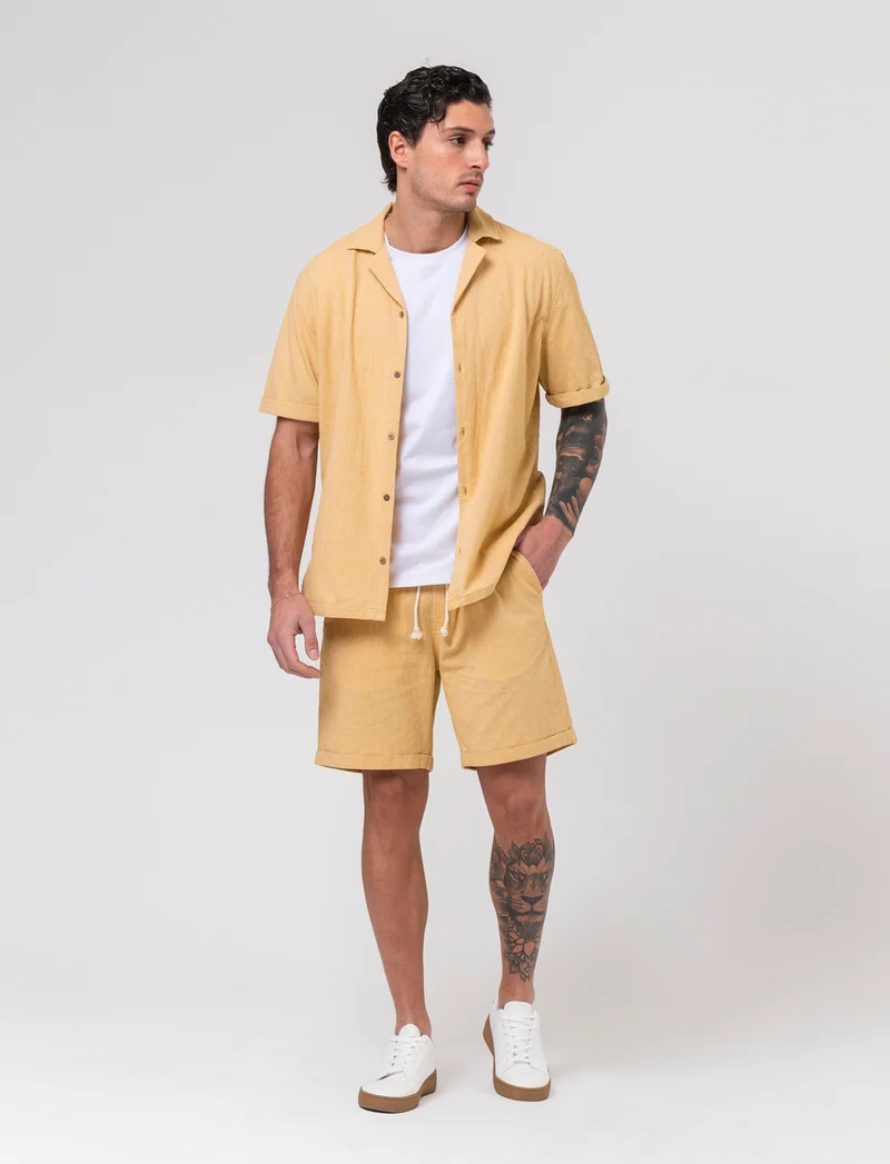 Bermuda jogger tessuto goffrato da uomo - Senape