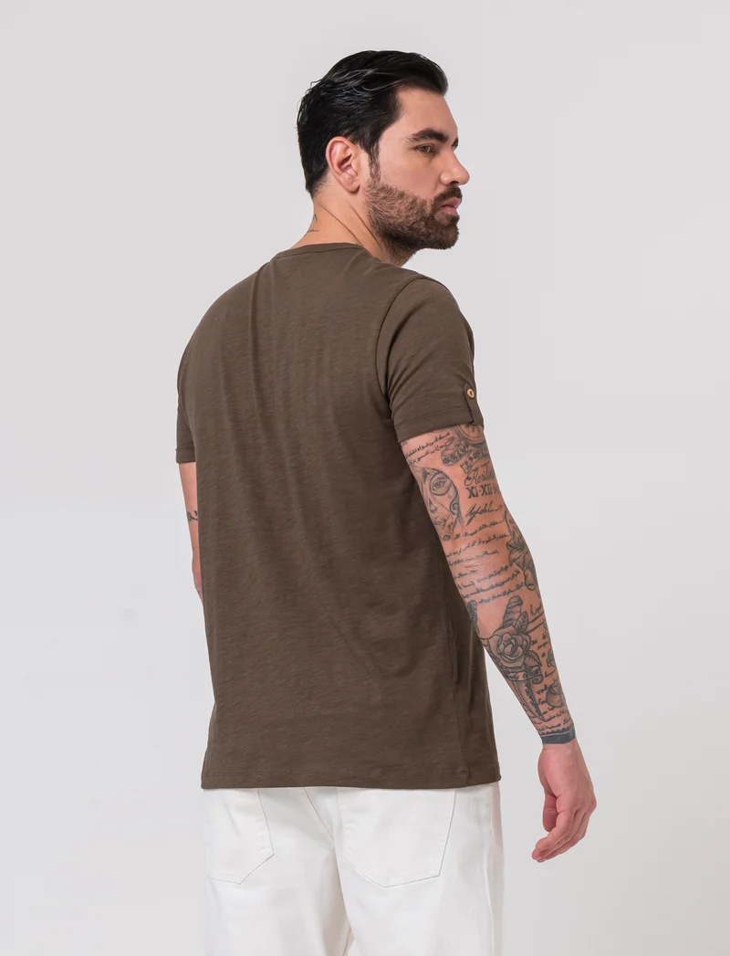 T-shirt in cotone con collo a serafino da uomo - Verde kaki