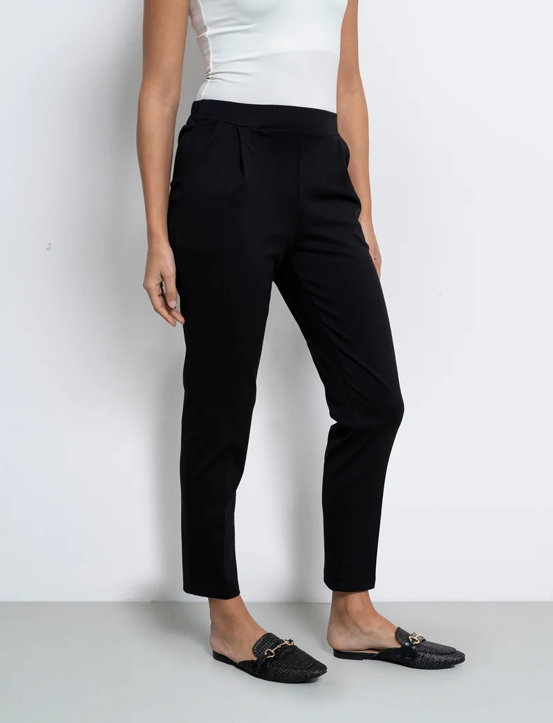 Pantalone elegante con taglio dritto, pieghe frontali e fascia elastica in vita. - Nero