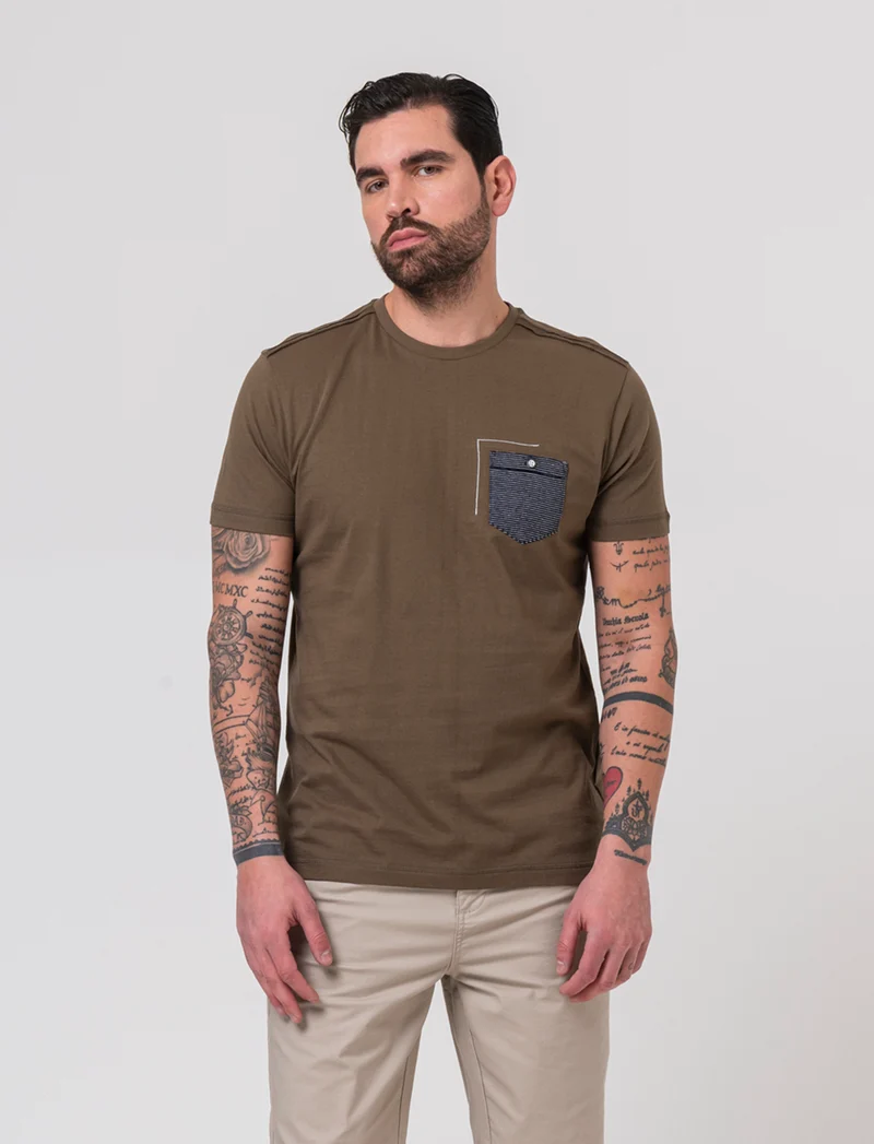 T-shirt con ricamo e taschino da uomo - Verde kaki