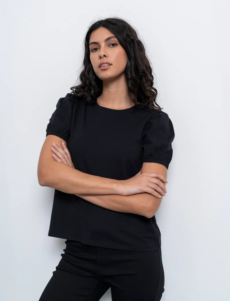 T-shirt con manica a sbuffo da donna - Nero