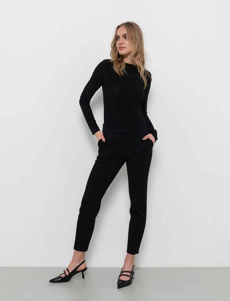 Pantalone sigaretta con pence sul davanti - Nero