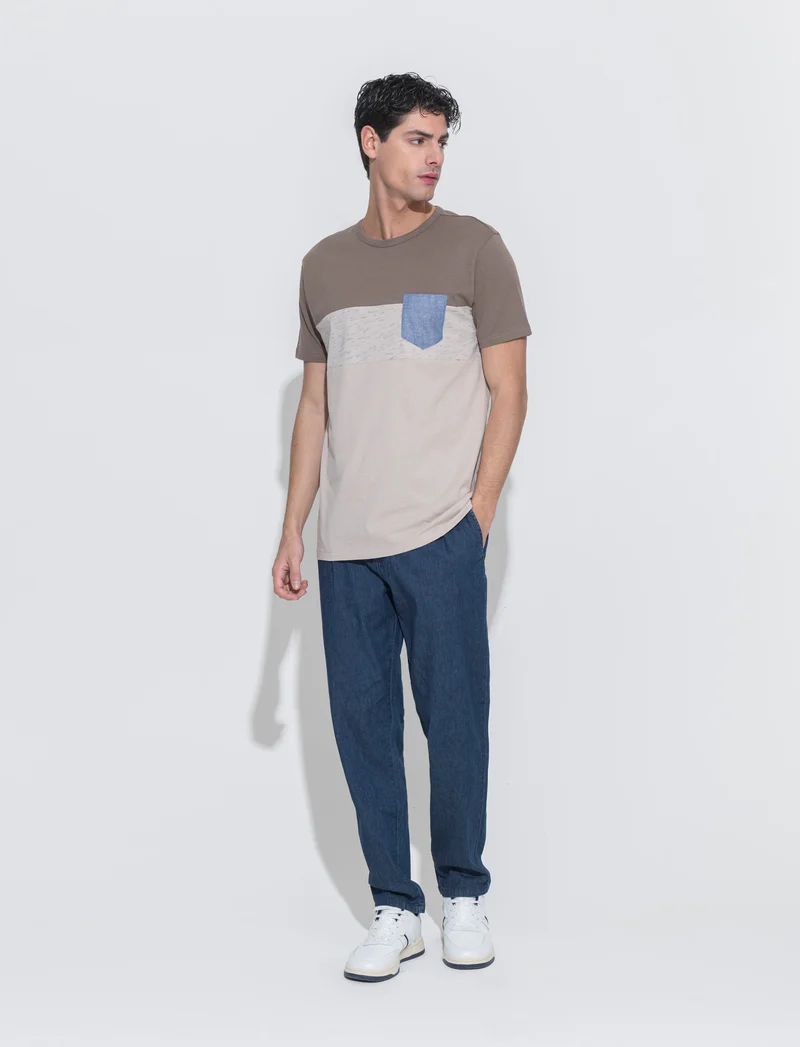 T-shirt con taschino da uomo - Grigio fango