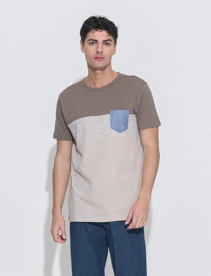 T-shirt con taschino da uomo - Grigio fango
