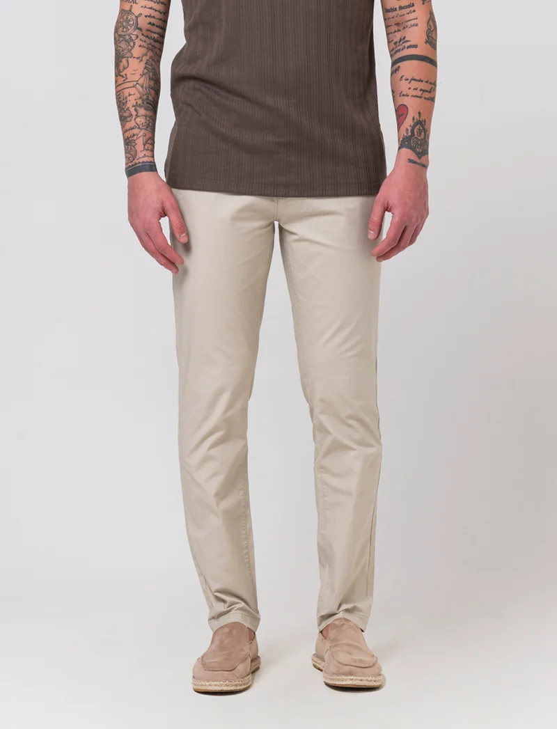 Pantaloni chino slim fit tessuto operato da uomo - Sabbia