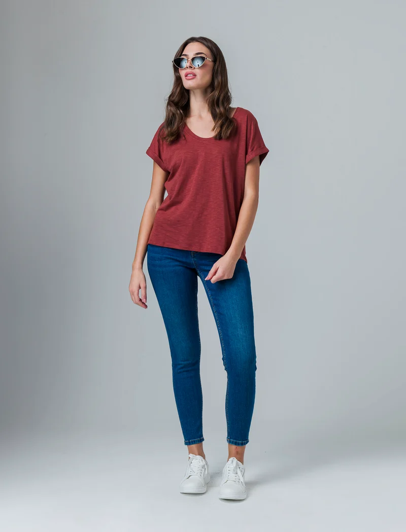 T-shirt con risvolto sulle maniche da donna - Rosso mattone