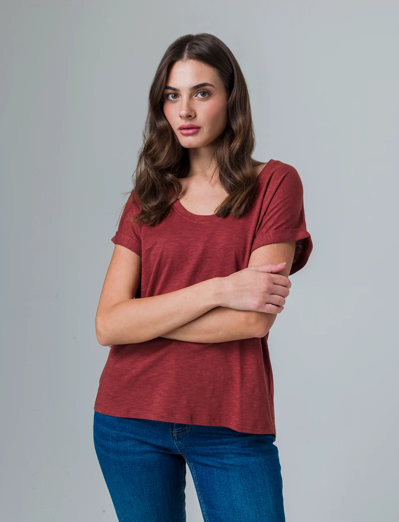 T-shirt con risvolto sulle maniche da donna - Rosso mattone